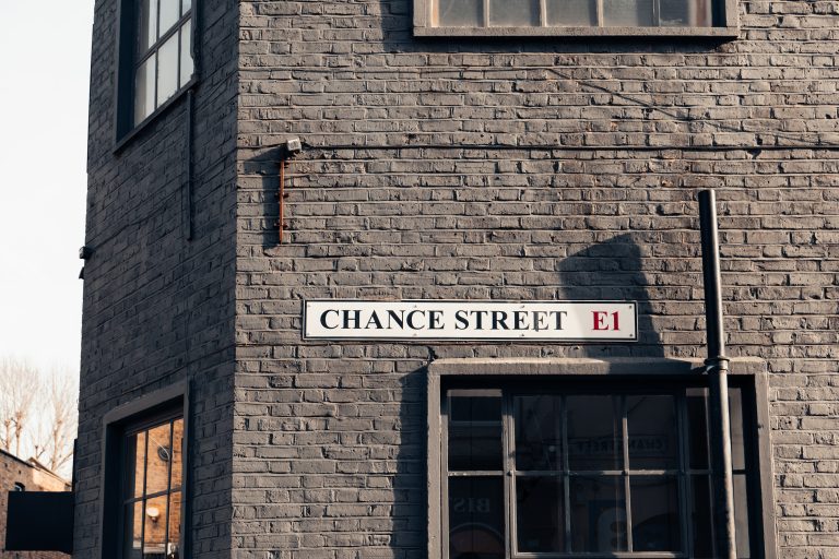 Plaques signalétiques : l’art de combiner design et fonctionnalité pour une communication efficace